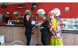 animação frente de loja com locução e mascote 